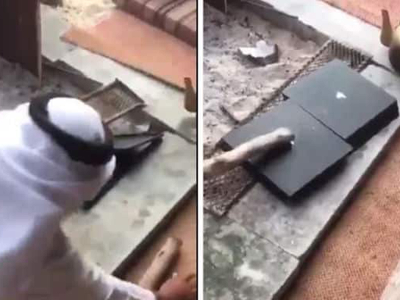 اضغط لمشاهدة الفيديو: مواطن خليجي يثور على أجهزة "البلاي ستيشن" ويحطمها بعصا غليظة!